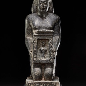 Statua di/statue of Hemnetjerhornebkhaset Egizia/egyptian Dinastia/dynasty 26, 664–526 a.C./BC British Museum, London, EA29478 ©The Trustees of the British Museum All rights reserved ©2024 J. Paul Getty Trust