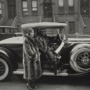 JAMES VAN DER ZEE Couple, Harlem  James Van Der Zee Archive The Metropolitan Museum of Art Dono/gift Donna Van Der Zee, 2021  2021.446.1.2  ©James Van Der Zee Archive The Metropolitan Museum of Art 