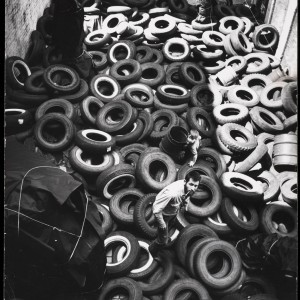 ALLAN KAPROW Yard, 1961 Martha Jackson Gallery, New York Courtesy Research Library, The Getty Research Institute, Los Angeles, California (980063) and the AllanKaprow Estate ©Ken Heyman