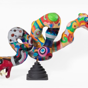 Niki de Saint Phalle, Two-Headed Serpent, 1981-1982, Resina poliestere dipinta su base in ferro, 68 x 115 x 35 cm, Collezione privata © Niki Charitable Art Foundation / 2024, ProLitteris, Zurich