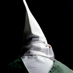 ANDRES SERRANO Klansman, Knight Hawk of Georgia of the Invisible Empire IV (The Klan), 1990 Ed. 4+2 EA ID25952 ©Andres Serrano Courtesy l’artista/the artist e/and Galerie Nathalie Obadia, Paris/Bruxelles