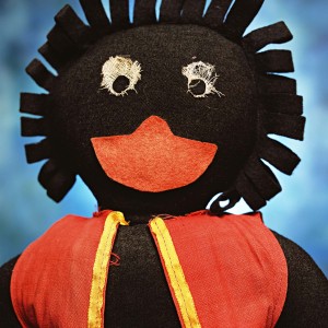 ANDRES SERRANO “Black Dolls – Larry” Vintage Rag Doll (Infamous), 2019 Ed 7+2 EA ID39647 ©Andres Serrano Courtesy l’artista/the artist e/and Galerie Nathalie Obadia, Paris/Bruxelles