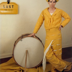 MIKE KELLEY Ritratto con il costume di The Banana Man Portrait wearing The Banana Man costume Courtesy Bourse de Commerce