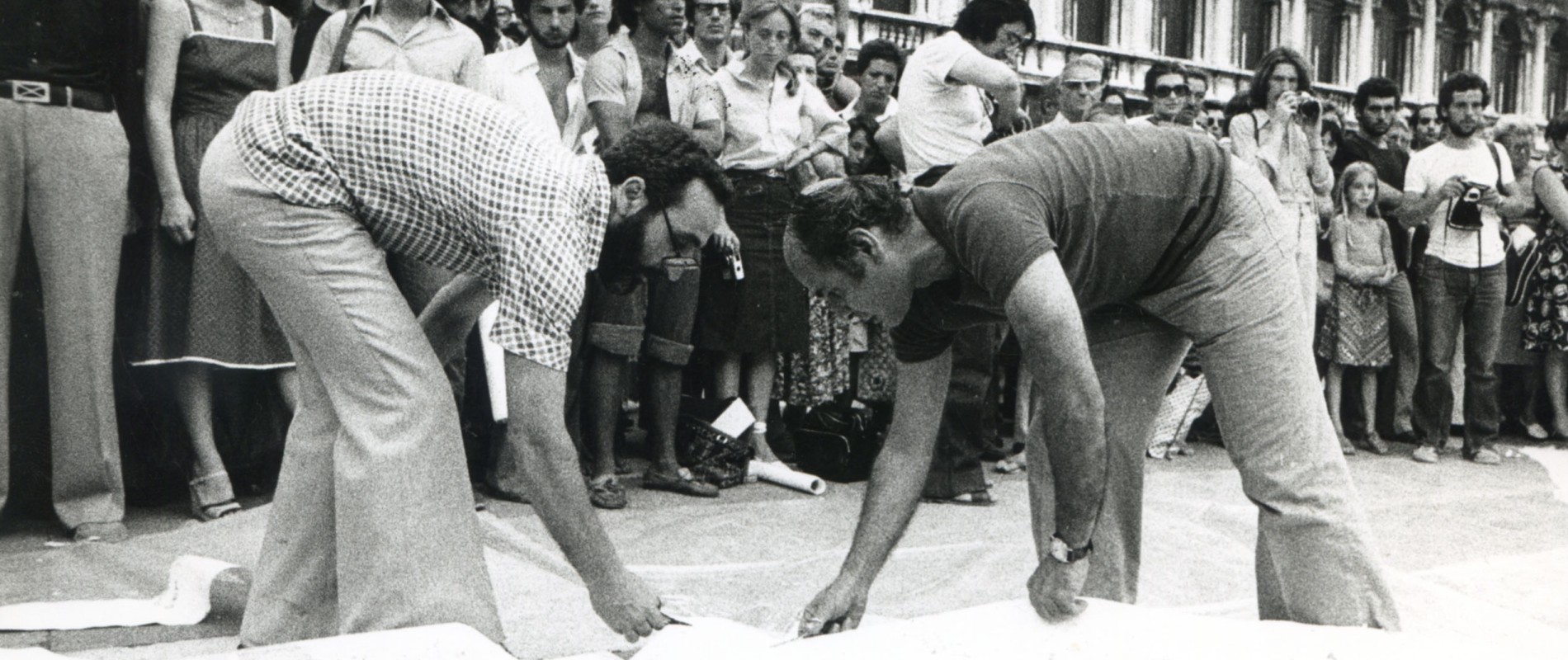 A/SOCIAL GROUP (visibili in foto Gerardo Pedicini ed Errico Ruotolo) Percorso per un inserimento nella realtà, performance, Piazza San Marco, Venezia, 1976