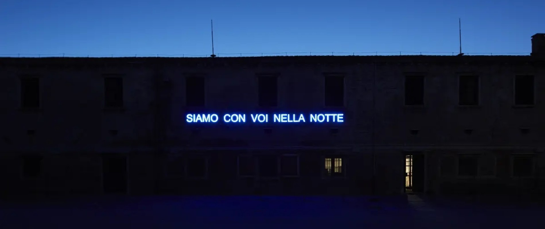 “Siamo con voi nella notte”,  scritta a led di Claire Fontaine