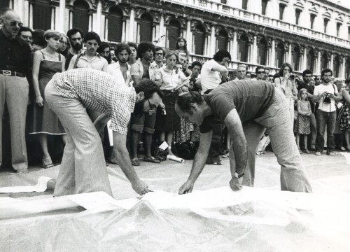 A/SOCIAL GROUP (visibili in foto Gerardo Pedicini ed Errico Ruotolo) Percorso per un inserimento nella realtà, performance, Piazza San Marco, Venezia, 1976