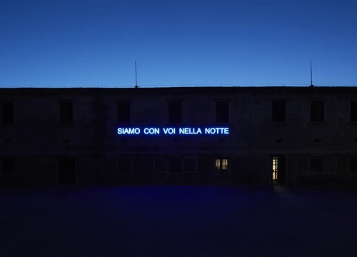 “Siamo con voi nella notte”,  scritta a led di Claire Fontaine