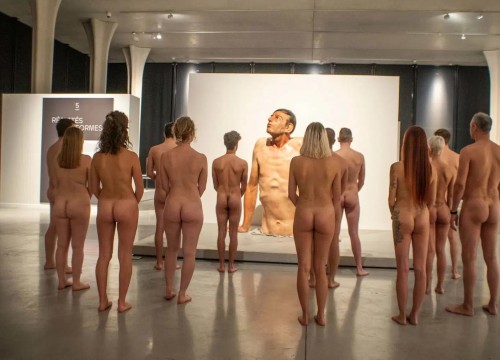 Scopri come affrontare il dress code nelle mostre d'arte contemporanea, tra scelte di stile e nuove tendenze come le visite nudiste nelle gallerie d’Europa.